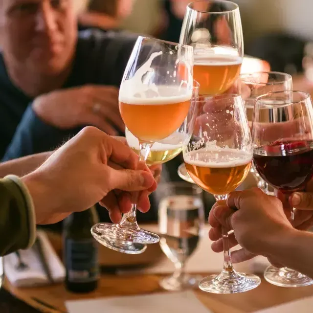 Un groupe de voyageurs partagent un verre dans un bar de 贝博体彩app.